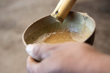 Perlado de Mezcal. Mezcal ustaları, yaratılan kabarcıklara bakarak Mezcal 'ın alkol yüzdesini hesaplar.