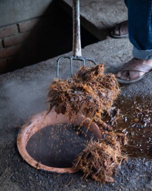 Mezcal Meksika 'nın Oaxaca bölgesindeki el sanatları palenklerinde mayalanmış ve damıtılmıştır..