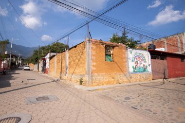 San Andres Huayapam, Meksika; 1 Ocak 2025: Oaxaca Vadisi 'nde küçük güzel bir köyün sokakları.