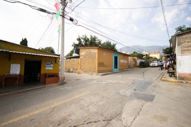 San Andres Huayapam, Meksika; 1 Ocak 2025: Oaxaca Vadisi 'nde küçük güzel bir köyün sokakları.