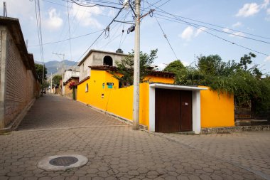 San Andres Huayapam, Meksika; 1 Ocak 2025: Oaxaca Vadisi 'nde küçük güzel bir köyün sokakları.