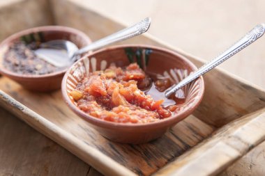 Oaxaca, Meksika 'da bir restoranda domatesli otantik geleneksel acı biber sosu..