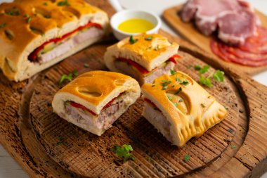 İspanyol Hornazo. İber domuz filetosu ve sosis veya sebze gibi diğer malzemelerle dolu geleneksel İspanyol turtası..