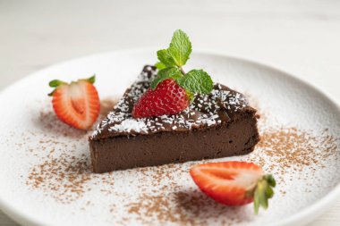 Çikolatalı ve taze çilekli lezzetli cheesecake..