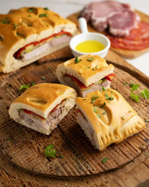İspanyol Hornazo. İber domuz filetosu ve sosis veya sebze gibi diğer malzemelerle dolu geleneksel İspanyol turtası..