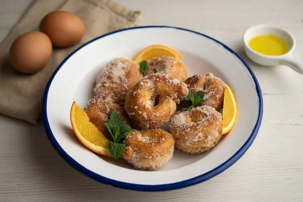 Anise Roscos ya da Rosquillas, İspanya 'da Paskalya Haftası için geleneksel tatlı tarifi.