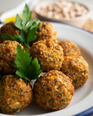 Geleneksel vegan Arapça tarifli nohut köftesi..