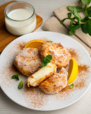 Lezzetli İspanyol tatlıları LECHE FRITA geleneksel Paskalya tatiline hazırlanmak için.