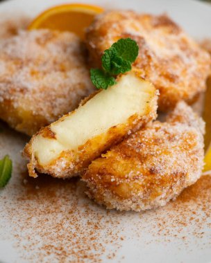 Lezzetli İspanyol tatlıları LECHE FRITA geleneksel Paskalya tatiline hazırlanmak için.
