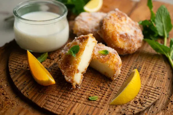 Lezzetli İspanyol tatlıları LECHE FRITA geleneksel Paskalya tatiline hazırlanmak için.