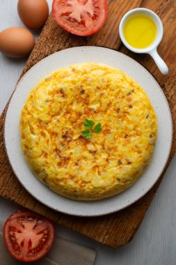 Ahşap bir tabanda geleneksel İspanyol patates omleti manzarası.