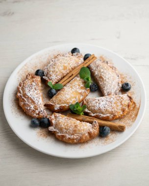 Meyve ve yaban mersinli tatlı börekler..