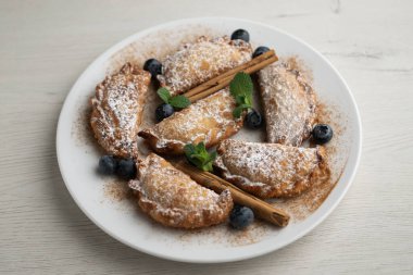 Meyve ve yaban mersinli tatlı börekler..