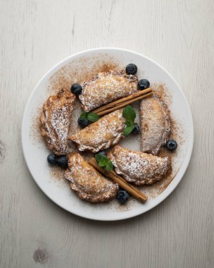 Meyve ve yaban mersinli tatlı börekler..