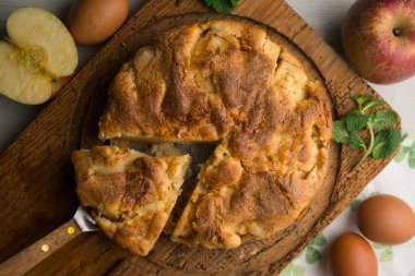 Taze elma parçalı nefis tarçınlı kek. Geleneksel Alman tarifi.