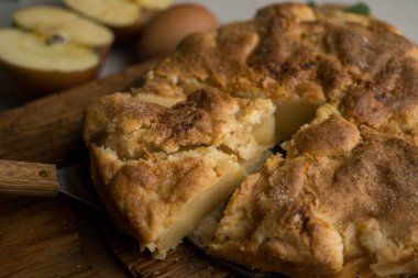 Taze elma parçalı nefis tarçınlı kek. Geleneksel Alman tarifi.