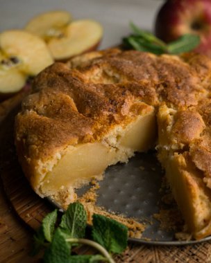 Taze elma parçalı nefis tarçınlı kek. Geleneksel Alman tarifi.