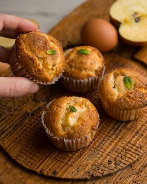 Taze elma parçalı lezzetli tarçınlı çörekler. Geleneksel Alman tarifi.