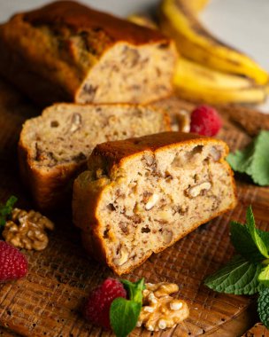 Kırsal ahşap bir zeminde muzlu ve cevizli kek..