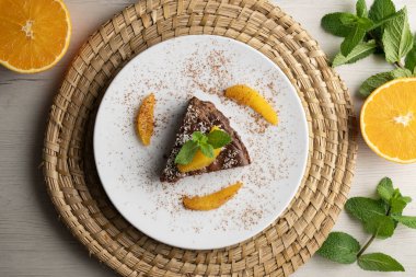 Taze portakallı lezzetli bir parça çikolatalı pasta..