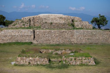 Meksika 'nın Oaxaca bölgesindeki Monte Alban' ın antik arkeolojik kalıntıları. Zapoteklerin antik başkenti ve Mesoamerika 'nın ilk şehirlerinden biri..