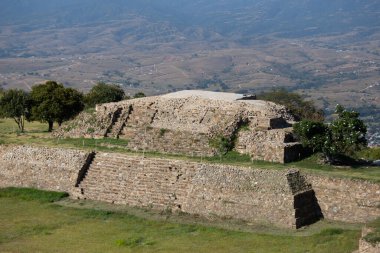 Meksika 'nın Oaxaca bölgesindeki Monte Alban' ın antik arkeolojik kalıntıları. Zapoteklerin antik başkenti ve Mesoamerika 'nın ilk şehirlerinden biri..