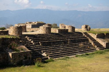 Meksika 'nın Oaxaca bölgesindeki Monte Alban' ın antik arkeolojik kalıntıları. Zapoteklerin antik başkenti ve Mesoamerika 'nın ilk şehirlerinden biri..