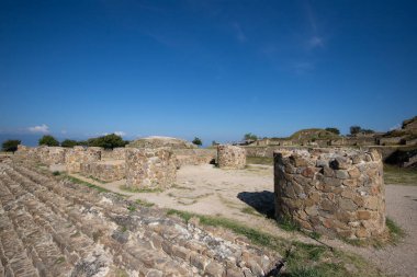 Meksika 'nın Oaxaca bölgesindeki Monte Alban' ın antik arkeolojik kalıntıları. Zapoteklerin antik başkenti ve Mesoamerika 'nın ilk şehirlerinden biri..