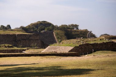 Meksika 'nın Oaxaca bölgesindeki Monte Alban' ın antik arkeolojik kalıntıları. Zapoteklerin antik başkenti ve Mesoamerika 'nın ilk şehirlerinden biri..