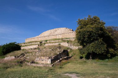 Meksika 'nın Oaxaca bölgesindeki Monte Alban' ın antik arkeolojik kalıntıları. Zapoteklerin antik başkenti ve Mesoamerika 'nın ilk şehirlerinden biri..