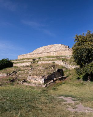 Meksika 'nın Oaxaca bölgesindeki Monte Alban' ın antik arkeolojik kalıntıları. Zapoteklerin antik başkenti ve Mesoamerika 'nın ilk şehirlerinden biri..