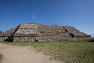 Meksika 'nın Oaxaca bölgesindeki Monte Alban' ın antik arkeolojik kalıntıları. Zapoteklerin antik başkenti ve Mesoamerika 'nın ilk şehirlerinden biri..
