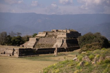 Meksika 'nın Oaxaca bölgesindeki Monte Alban' ın antik arkeolojik kalıntıları. Zapoteklerin antik başkenti ve Mesoamerika 'nın ilk şehirlerinden biri..