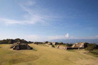 Meksika 'nın Oaxaca bölgesindeki Monte Alban' ın antik arkeolojik kalıntıları. Zapoteklerin antik başkenti ve Mesoamerika 'nın ilk şehirlerinden biri..