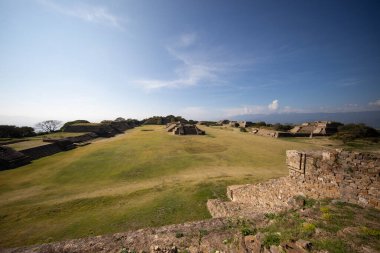 Meksika 'nın Oaxaca bölgesindeki Monte Alban' ın antik arkeolojik kalıntıları. Zapoteklerin antik başkenti ve Mesoamerika 'nın ilk şehirlerinden biri..