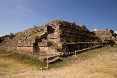 Meksika 'nın Oaxaca bölgesindeki Monte Alban antik arkeolojik harabelerinde dansçıların duvar ve binası. Zapoteklerin antik başkenti ve Mesoamerika 'nın ilk şehirlerinden biri..
