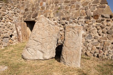 Meksika 'nın Oaxaca bölgesindeki Monte Alban antik arkeolojik harabelerinde dansçıların duvar ve binası. Zapoteklerin antik başkenti ve Mesoamerika 'nın ilk şehirlerinden biri..