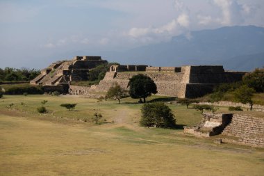 Meksika 'nın Oaxaca bölgesindeki Monte Alban antik arkeolojik harabelerinde dansçıların duvar ve binası. Zapoteklerin antik başkenti ve Mesoamerika 'nın ilk şehirlerinden biri..