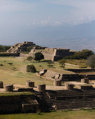 Meksika 'nın Oaxaca bölgesindeki Monte Alban antik arkeolojik harabelerinde dansçıların duvar ve binası. Zapoteklerin antik başkenti ve Mesoamerika 'nın ilk şehirlerinden biri..