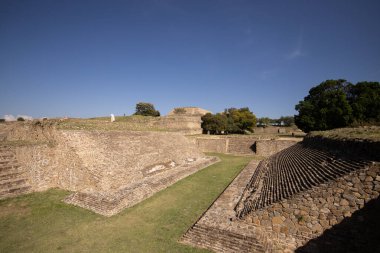 Meksika 'nın Oaxaca bölgesindeki Monte Alban antik arkeolojik kalıntılarında Mezoamerikan top sahası. 