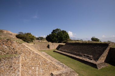 Meksika 'nın Oaxaca bölgesindeki Monte Alban antik arkeolojik kalıntılarında Mezoamerikan top sahası. 