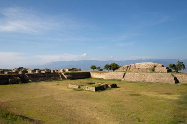 Meksika 'nın Oaxaca bölgesindeki Monte Alban antik arkeolojik kalıntılarında veranda hundido. Zapoteklerin antik başkenti ve Mesoamerika 'nın ilk şehirlerinden biri..