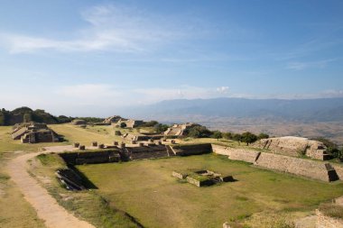 Meksika 'nın Oaxaca bölgesindeki Monte Alban antik arkeolojik kalıntılarında veranda hundido. Zapoteklerin antik başkenti ve Mesoamerika 'nın ilk şehirlerinden biri..