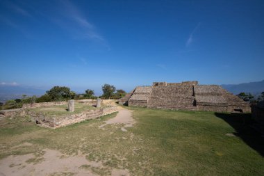 Meksika 'nın Oaxaca bölgesindeki Monte Alban antik arkeolojik kalıntılarında veranda hundido. Zapoteklerin antik başkenti ve Mesoamerika 'nın ilk şehirlerinden biri..