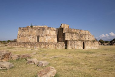 Meksika 'nın Oaxaca bölgesindeki Monte Alban antik arkeolojik kalıntılarında gözlemevi binası. Zapoteklerin antik başkenti ve Mesoamerika 'nın ilk şehirlerinden biri..