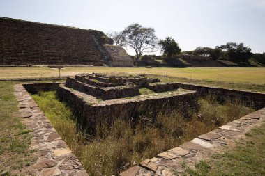 Meksika 'nın Oaxaca bölgesindeki Monte Alban antik arkeolojik kalıntılarında Adoratorio. Zapoteklerin antik başkenti ve Mesoamerika 'nın ilk şehirlerinden biri..
