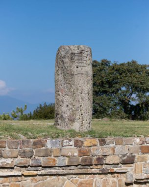 Meksika, Oaxaca 'daki Monte Alban kalıntılarında sütunlar ve yontulmuş taşlar..