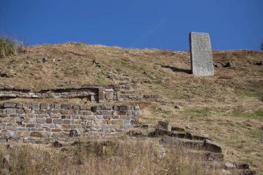 Meksika, Oaxaca 'daki Monte Alban kalıntılarında sütunlar ve yontulmuş taşlar..