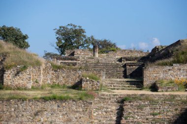 Meksika 'nın Oaxaca bölgesindeki Monte Alban antik arkeolojik kalıntılarında Conjunto Vertice Geodesico. Zapoteklerin antik başkenti ve Mesoamerika 'nın ilk şehirlerinden biri..