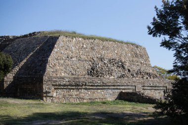 Meksika 'nın Oaxaca bölgesindeki Monte Alban antik arkeolojik kalıntılarında Conjunto Vertice Geodesico. Zapoteklerin antik başkenti ve Mesoamerika 'nın ilk şehirlerinden biri..